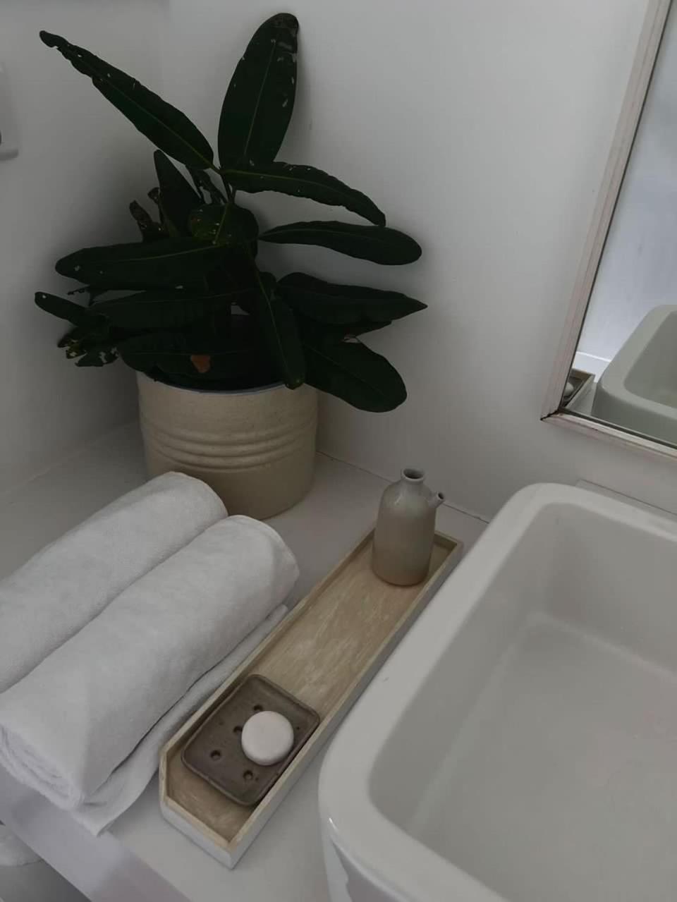Saffron Robes Living Hotel Хикадува Екстериор снимка